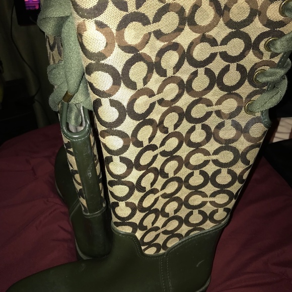 Rain boots - Picture 1 of 3